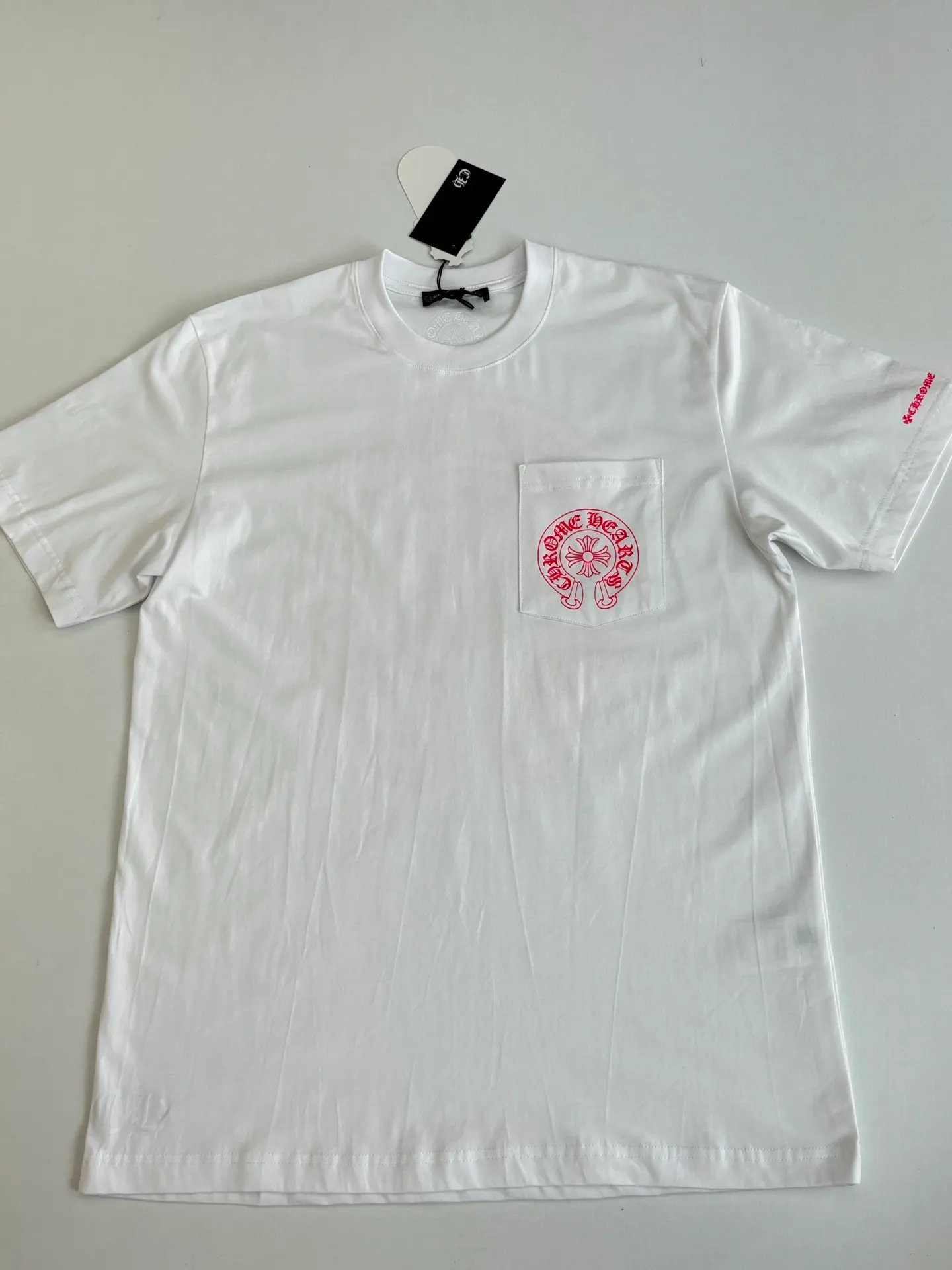 P226 Chrome Heart*/Chrome Heart Horseshoe print pocket printed short-sleeved T-shirt Made of the same heavy-weight pure cotton material as the original, high-count yarn is light, thin and breathable. Imported ink three-dimensional printing, skin-friendly and breathable. And through anti-shrinkage treatment, it will not be easily deformed after long-term wear. The imported ink has passed Oeko-Tex Standard 100 environmental protection certification. The color fastness reaches level 4-5, and there is no obvious fading after 50 times of washing. Strictly proofread the color management system of digital printing. Custom woven and dyed, no color difference from the original version Size: S/M/L